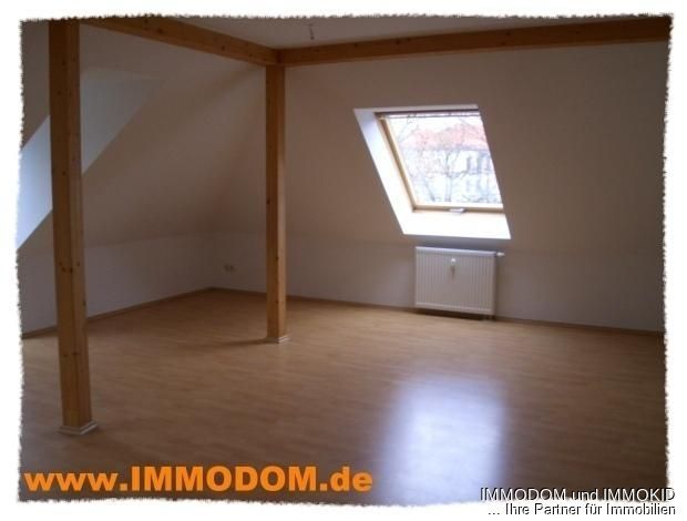 4-Zimmer-Wohnung mit BALKON und Fernblick, traumhaft schön, in Zwickau zu vermieten!!! – Wohnzimmer
