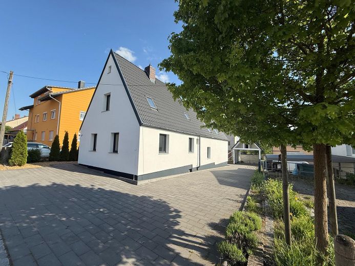 Modernisiertes Einfamilienhaus mit separatem Wohnbereich und großem Garten in Lonnerstadt – Vorderansicht 1