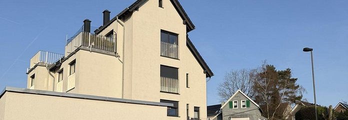 डüsseldorf और Köln के आसपास के हरे-भरे क्षेत्र में सपनों जैसा निवास – Garage und Hausansicht