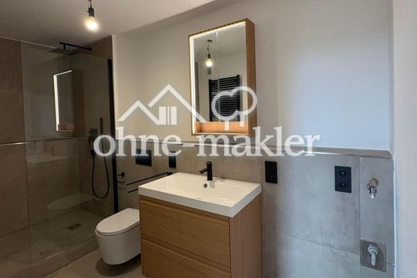 Première occupation après rénovation complète : appartement lumineux de 3,5 pièces avec 2 balcons, cuisine équipée et garage en sous-sol