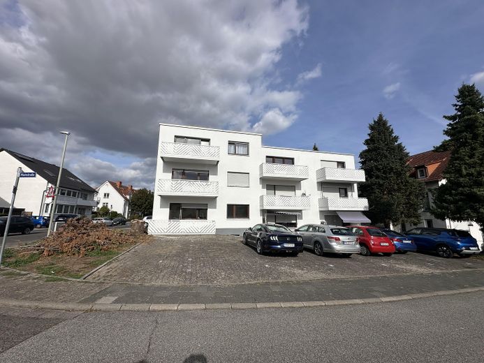 Luminoso appartamento ristrutturato di 1 stanza, libero e in posizione eccellente, con balcone e posto auto – Ansicht Außen