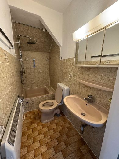 4-room top-floor apartment with fitted kitchen – Duschbad