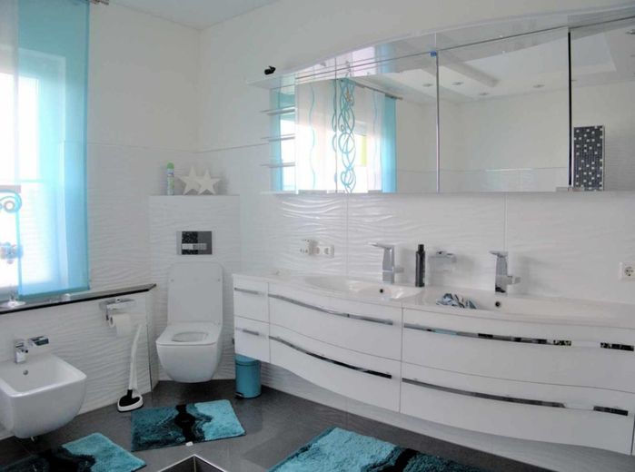 Moderne Luxusvilla: 432 m² Wohnfläche, PV-Anlage, Wärmepumpe & Sauna – Großzügiges Tageslichtbad OG