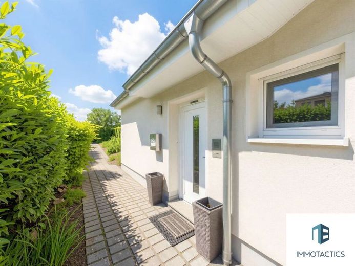 Moderner Bungalow in Feldrandlage von Bad Kreuznach mit Garten, Terrasse, PV-Anlage und Doppelgarage – Foto 1
