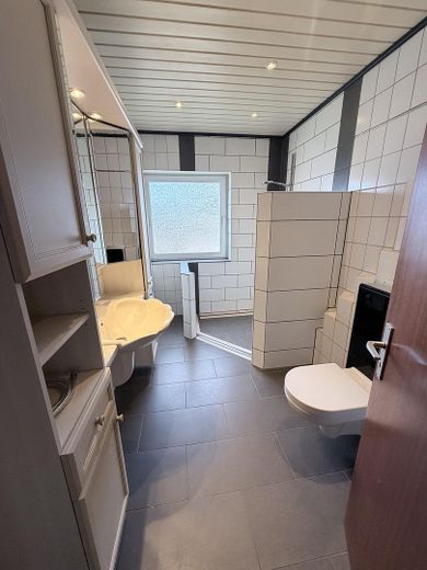 Großzügige, frisch teilrenovierte 104 qm² Erdgeschoßwohnung mit Balkon in Fronhausen – Badezimmer