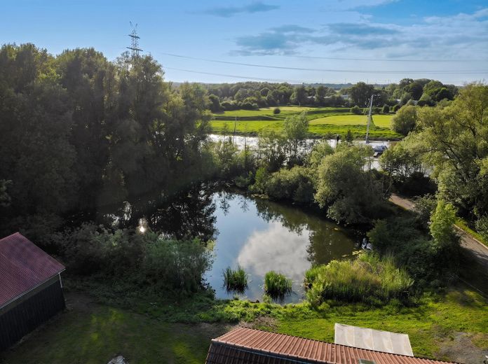 Einzigartiger Resthof / Schwinger Yachthafen / 3 Wohneinheiten, Reitanlage & Pferdestall / Stade – See im Garten