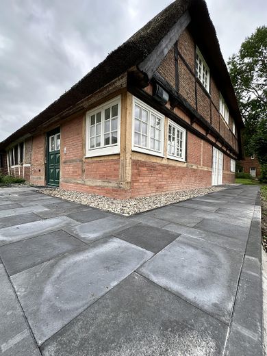 hochwertiger Erstbezug im kernsanierten Bauernhaus - Maisonette unter Reet am Elbdeich – Blick von Nordost