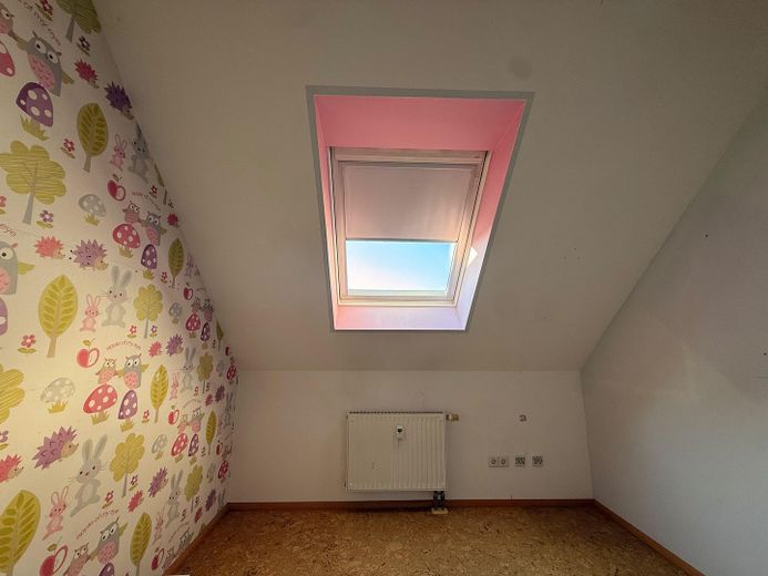 Provisionsfrei: Maisonette mit Hausgefühl, Südbalkon und 2 Tageslichtbädern inkl einem TG-Stellplatz – Kinderzimmer/Schlafzimmer 2.OG