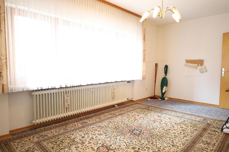 139 qm | 7 Zimmer | 2 Balkone | Reihenendhaus für 125.000 € – EG Wohnzimmer Foto 1
