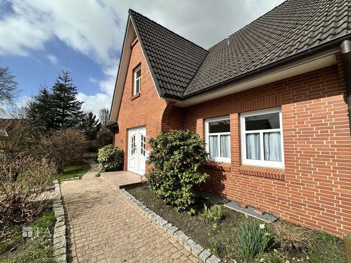Top gepflegtes Einfamilienhaus mit Einliegerwohnung und Praxis in schöner Lage von Oldendorf – Eingangsbereich