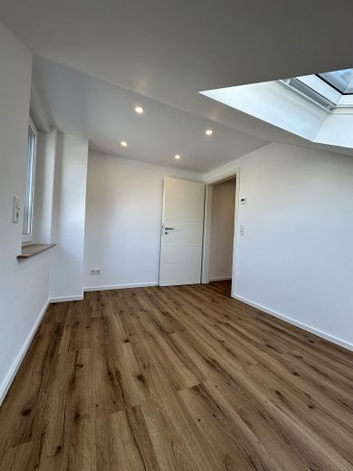 Modernes Wohnen im Erstbezug – Klimatisierte DG Wohnung mit Blick ins Grüne inklusive – Büro