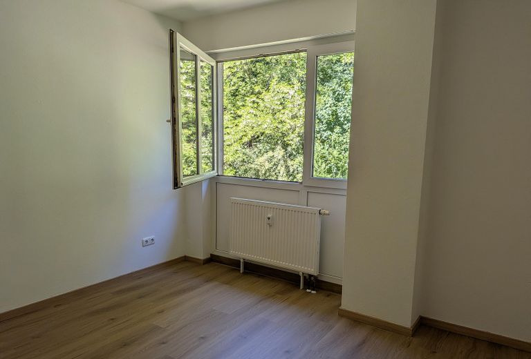 Lichtdurchflutete 3-Zimmer-Wohnung mit Süd-Wintergarten und Waldblick am Ebersberger Forst. – Schlafzimmer mit Waldblick.