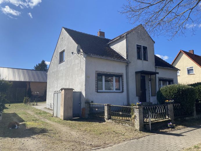 Geschützter Vierseithof mit mehreren Nebengebäuden und weitläufigem Garten – Foto 2