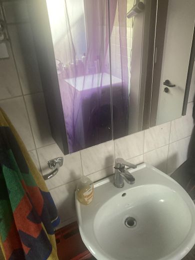 Großes 1 ZKB Apartment – Waschbecken im Bad