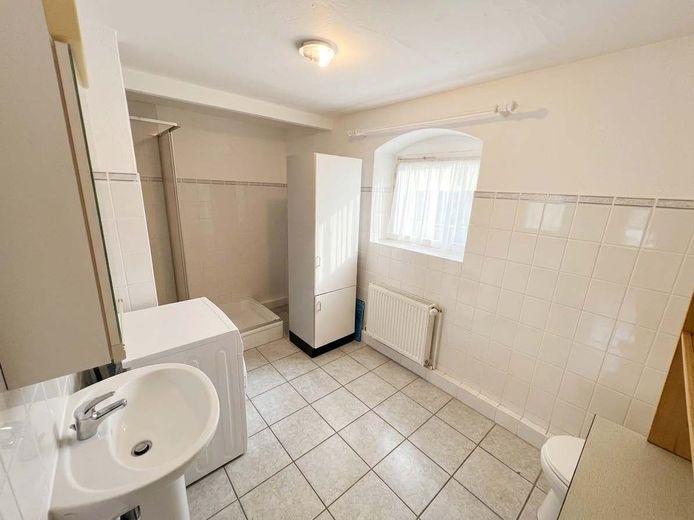 RUHIGES WOHNEN AM STADTRAND – Gäste-WC