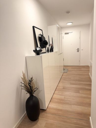 Exklusive 3-Zimmer-Wohnung in Fürth-Burgfarrnbach – hochwertige Küche, Balkon, Aufzug & TG – Flur 4
