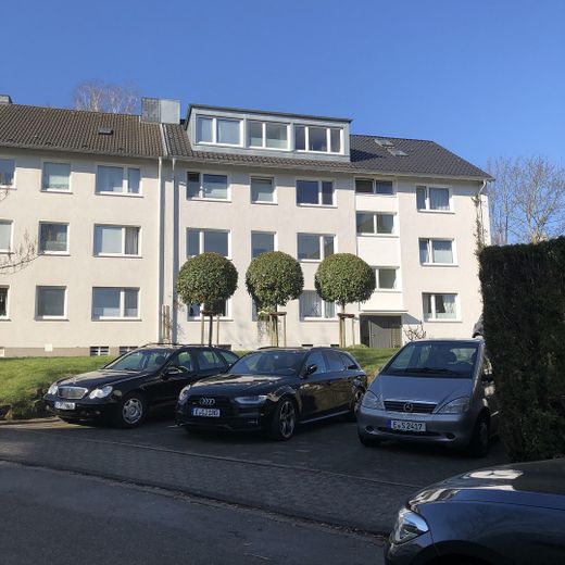 Sanierte 60qm Wohnung mit großen Balkon  in Essen Bergerhausen an Einzelperson mittleren Alters – Straßenansicht