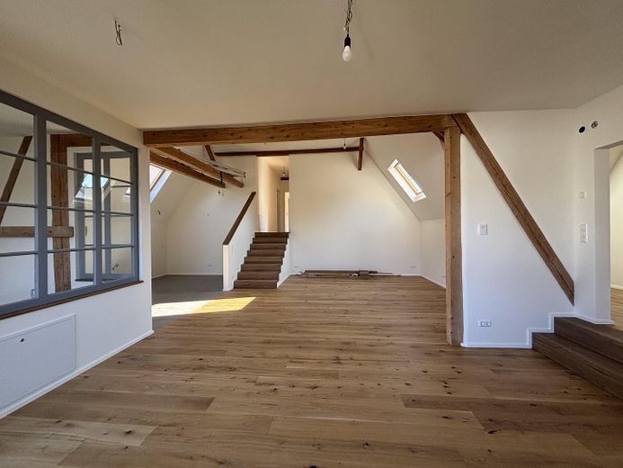 Vida única: loft con balcón soleado y jardín privado – Wohn-/ Essbereich