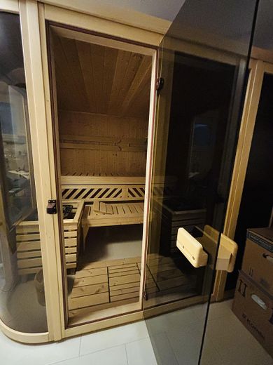 Doppelhaushälfte mit Dachterrasse, Keller, Sauna und Whirlpool, EBK, Photovoltaik, grüner Garten – Sauna