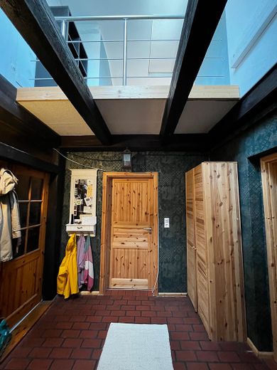 Einfamilienhaus auf 1633 m² Grundstück – Flur unten (Galerie nach oben)