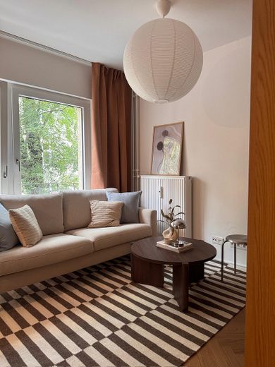 Apartamento de 1 habitación totalmente renovado cerca de Kantstraße: disponible y completamente amueblado – Wohnbereich