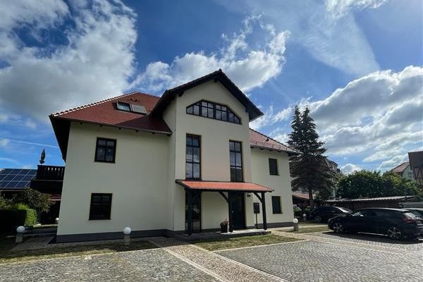 Мансардний поверх у Лукау: 2 кімнати, багато світла, плюс горищне приміщення для проживання