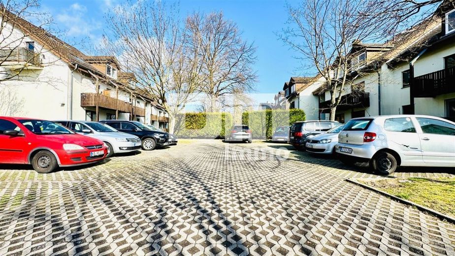 Kompaktes Apartment BJ 1991 im Souterrain in ruhiger Wohnanlage – Parkflächen vor dem Gebäude