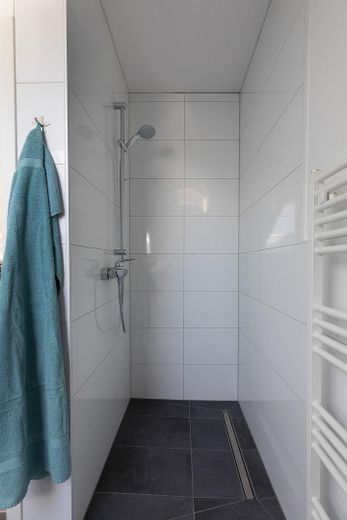 Reihenendhaus KfW 55 mit Wintergarten in Langenfeld – Dusche im Bad 2. OG (Studio)