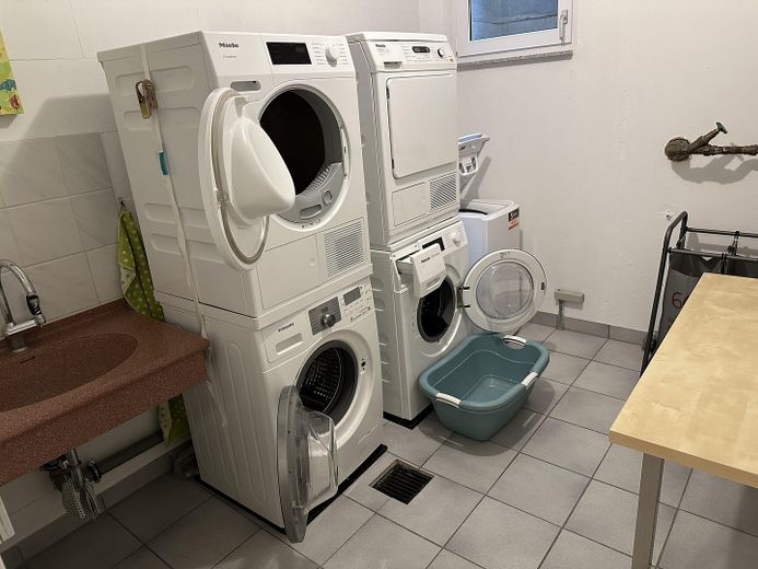 Casa bifamiliare senza provvigioni in posizione eccellente - periferia del paese, giardino, abitazione e eventualmente affitto – Waschküche UG