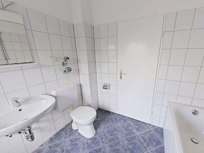 Huzurlu konumda modern yaşam: BALKONLU ve küvetli banyolu geniş 3 odalı daire – Ansicht II: Bad