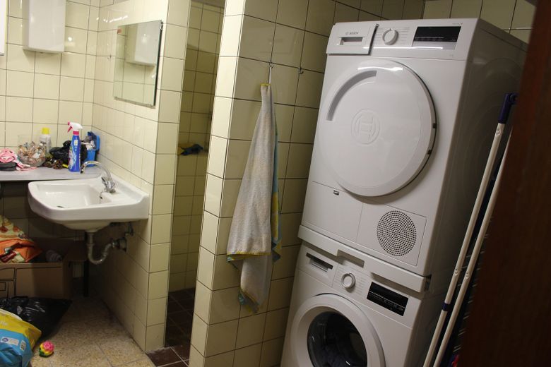 Waschraum mit Dusche im Keller