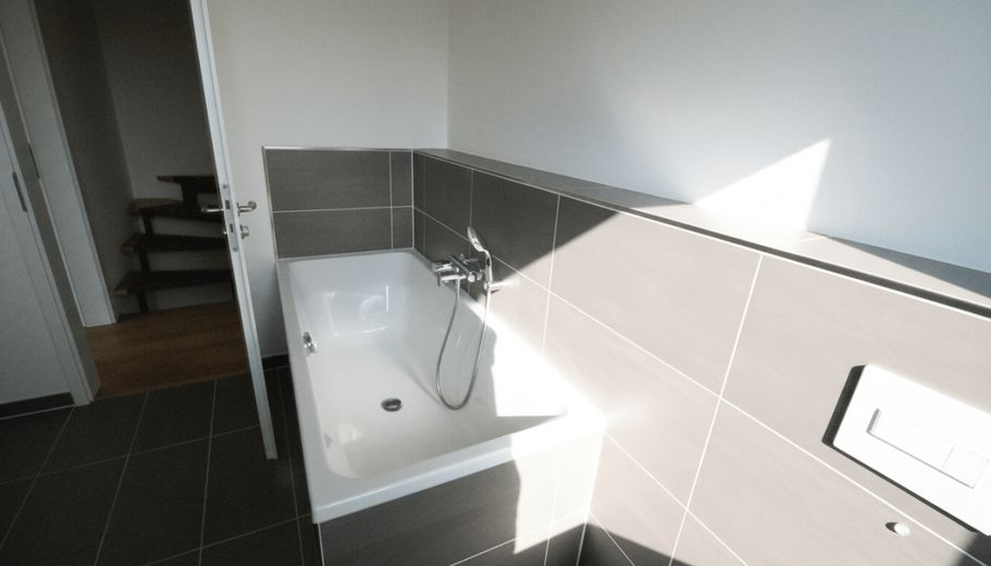 WRS Immobilien - Niederdorfelden - casa a schiera di testa come nuova con buone dotazioni + garage – Badezimmer - Badewanne