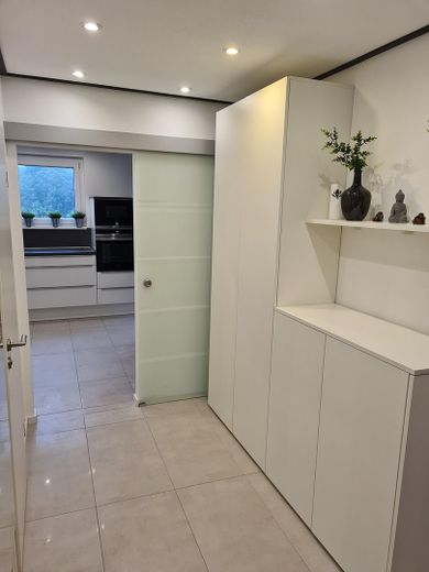 Modern renovated 3.5-room apartment with balcony, garage & fitted kitchen | Owner-occupiers or approx. 6% yield – Diele