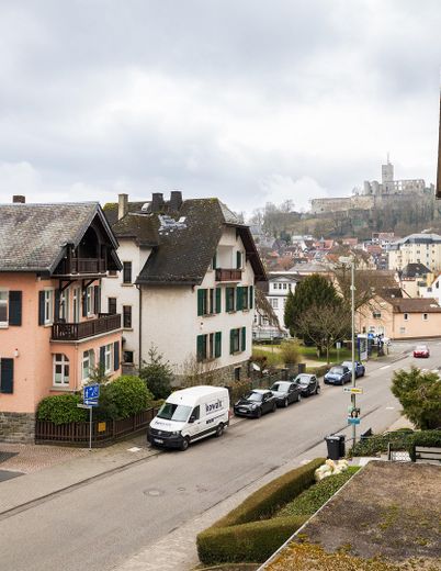 Gotowe do zamieszkania mieszkanie po remoncie: 4 pokoje, balkon i widok na zamek w centrum Königstein – Aussicht