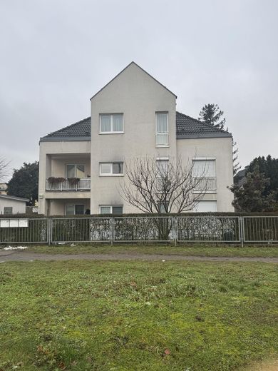 Mehrfamilienhaus (3 Mietparteien) als Anlageobjekt zu verkaufen – Hausansicht Straße
