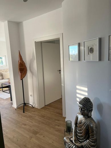 Exklusive 2,5 Zimmer Wohnung mit Aufzug, Niedrigenergiehaus mit PV Mieterstrom – Eingangsbereich2