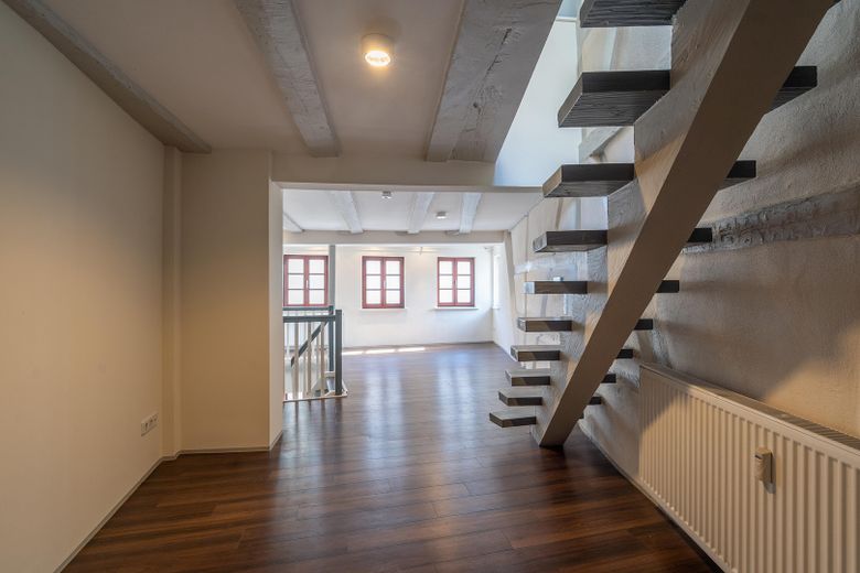Loftartiges Stadthaus in der Altstadt – 125 m² auf 4 Ebenen, offen, 2 Bäder, EBK, Klimaanlage – 2.OG - Wohnbereich