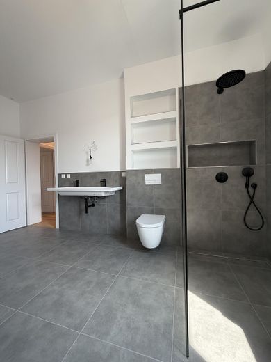 سكن أول حصري - شقة قديمة أنيقة 4 غرف في موقع مركزي – Badezimmer (Tageslicht)