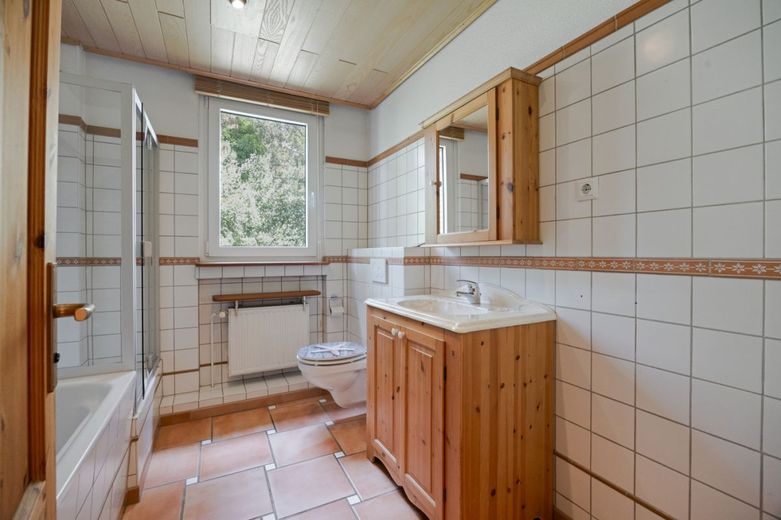 Königsdorf:  DHH mit 146 m², Wintergarten, Keller, Garage &amp; Traumgarten / Dach &amp; Fenster saniert! – Tageslichtbad mit Wanne und Dusche