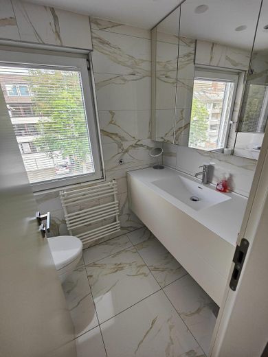 Designer Maisonette-Wohnung nähe Zoopark mit Blick ins Grüne, Fussbodenheizung, Kamin, Terrasse – zweites Badezimmer oben