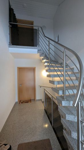 2 Fam.-Haus mit ELW, keine Makler Anfragen !!! – Treppenhaus