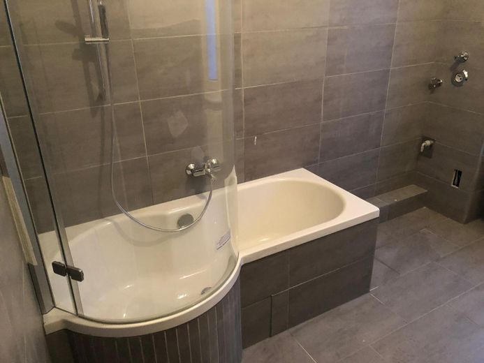 Helle Wohnung mit 5 Zimmern zwischen Stadt und Land – Bad mit Wanne und Dusche