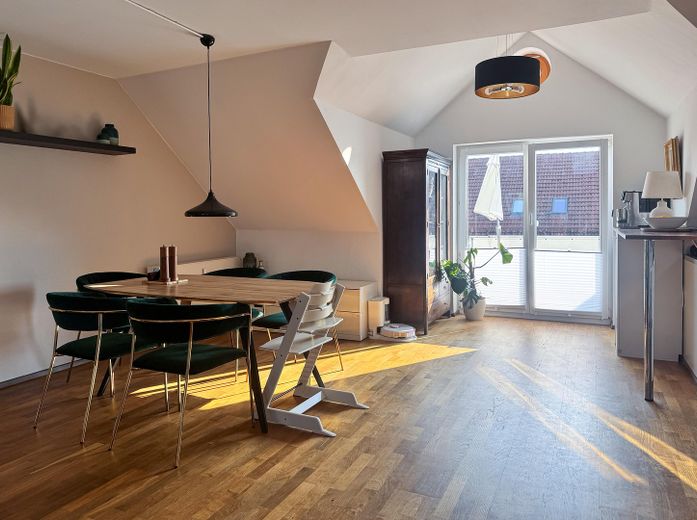 Disponibile subito e senza commissioni: curato appartamento di 3 locali con balcone esposto a sud-ovest e posto auto interrato – Wohnzimmer