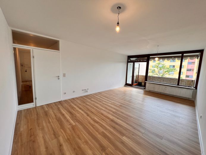 Erstbezug nach Sanierung | 94 m² | 3 Zimmer | Balkon | TG-Stellplatz | Aufzug – Wohnzimmer