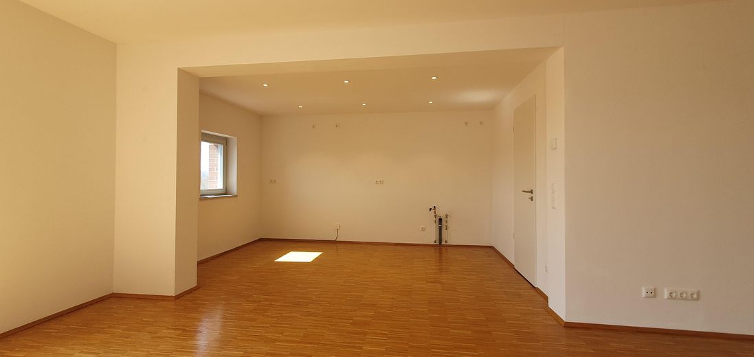 Großzügige 3-Zimmer-Wohnung in historischer Kreuz-Bräu – Südbalkon, Aufzug & TG – Küche