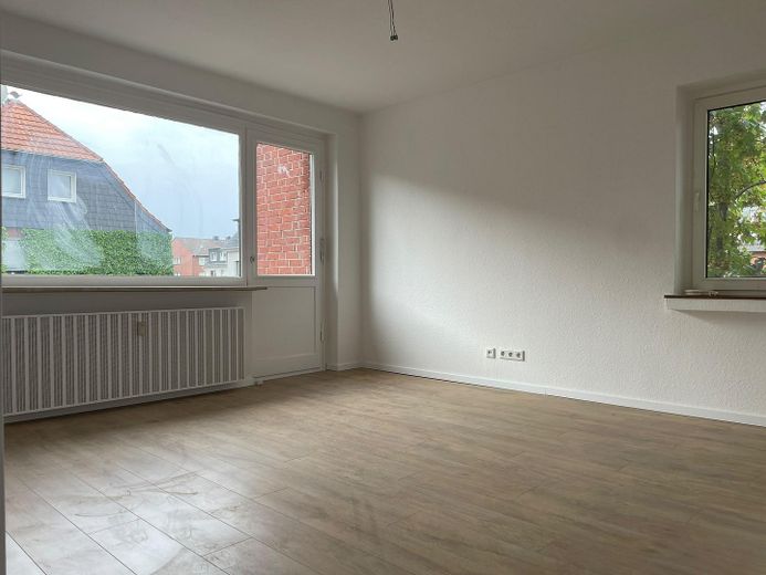 Neu sanierte 2-Zimmer-Wohnung mit Balkon in Oberhausen – Zimmer 1 mit Zutritt Balkon