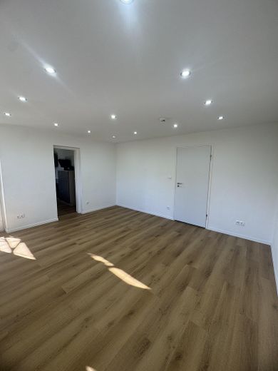 Eerste bewoning na renovatie: modern 2-kamerappartement met nieuwe inbouwkeuken (incl. elektrische apparaten) – Wohnzimmer