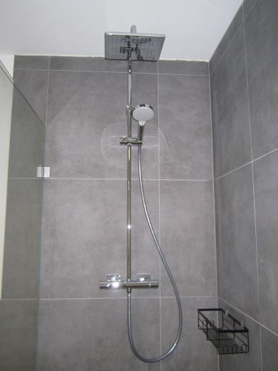 Neubau 2,5-Zimmer-Wohnung 2. OG in Herrenberg mit Küche, Garage, Wallbox, gehobene Ausstattung – Regendusche
