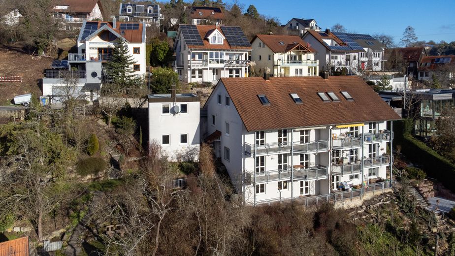 Wohnen wie im Haus: 4-Zimmer-Maisonette mit Talblick, Balkon und Carport – Außenansicht