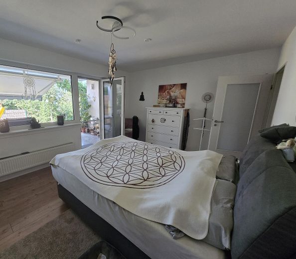 Einfamilienhaus in traumhafter Lage mit Panoramablick auf Bodensee und Schweizer Berglandschaft – Zimmer3 UG mit Zugang Terrasse